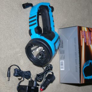 Zde je kompletní svítilna se dvěma nabíječkami, ze sítě i 12V v autě.