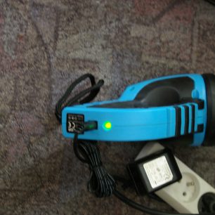 Zelená dioda signalizuje plné nabití akumulátoru i ze sítě.