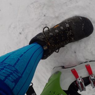 Detail na poškozenou ponožku suchým zipem z lyžařských kalhot.