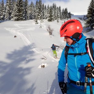 Helma Alpina SNOWTOUR dobře sedí prakticky každému.
