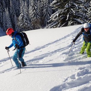 Helma Alpina SNOWTOUR zvládne výstup i sjezd.