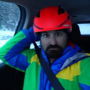 Jéééé. Já si nechal tu helmu Alpina SNOWTOUR na hlavě i v autě.