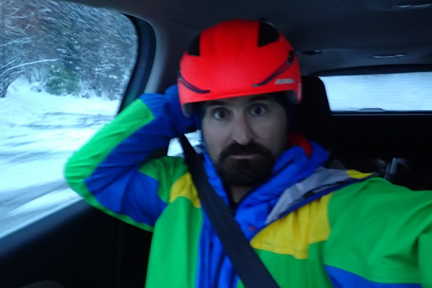 Jéééé. Já si nechal tu helmu Alpina SNOWTOUR na hlavě i v autě.
