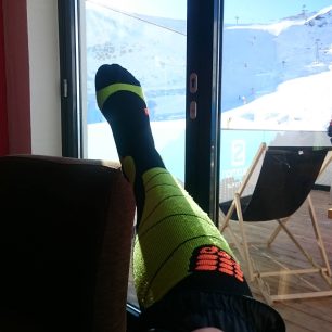 Lyžařské ponožky CEP Merino během polední pauzy na ledovci v Söldenu.