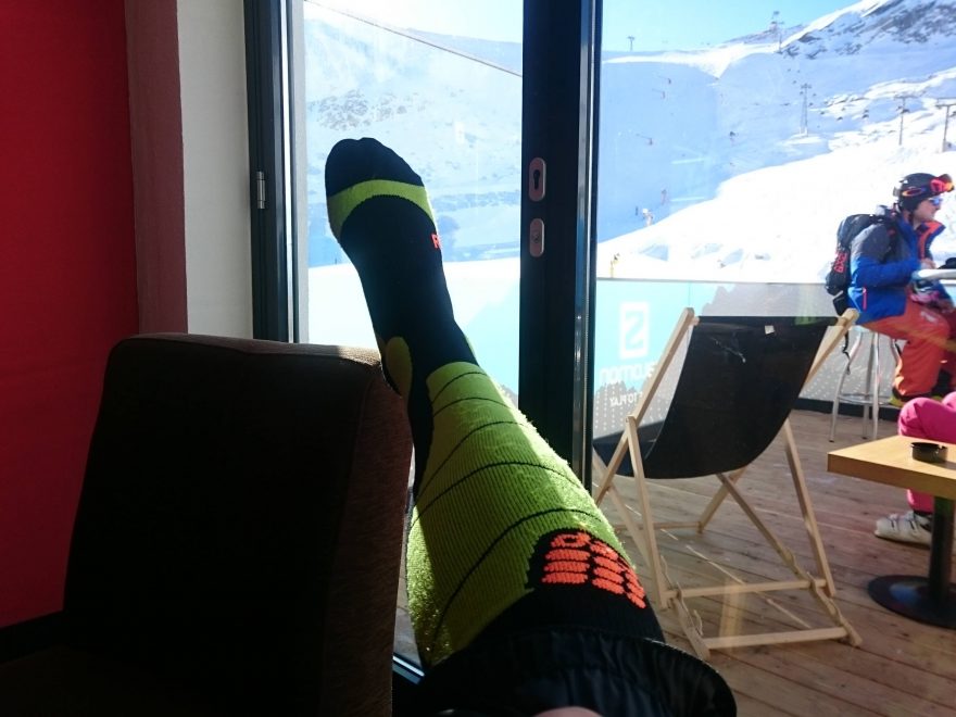 Lyžařské ponožky CEP Merino během polední pauzy na ledovci v Söldenu.