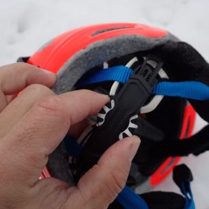 Ovládní a nastavení obvodu hlavy v helmě Alpina SNOWTOUR jde velmi snadno a jednoduše.