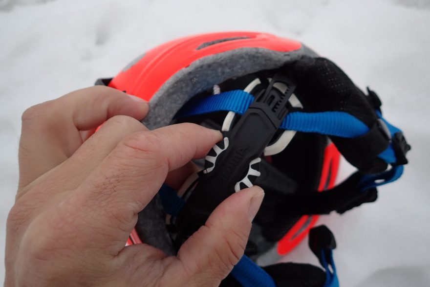 Ovládní a nastavení obvodu hlavy v helmě Alpina SNOWTOUR jde velmi snadno a jednoduše.