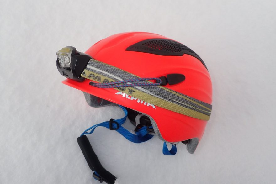 Pozice čelovky na helmě Alpina SNOWTOUR je jistá.
