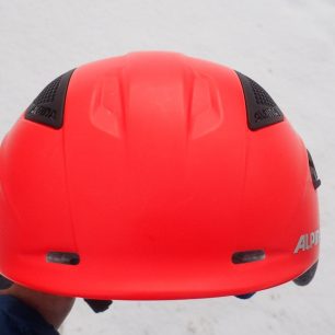 Přední držák na čelovku je u helmy Alpina SNOWTOUR možno vyjmout.