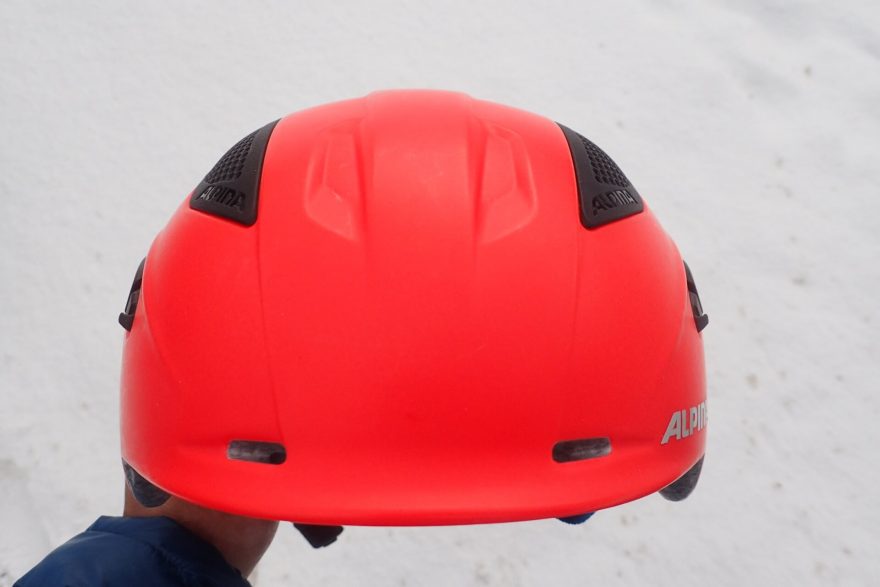 Přední držák na čelovku je u helmy Alpina SNOWTOUR možno vyjmout.