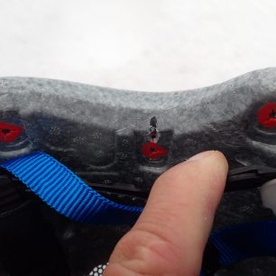 Při nacvakávání klapek na uši je třeba se trefit do zalisovaného otvoru a ne mimo, jako tomu bylo v tomto případě.