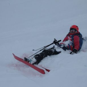 Při testování helmy Alpina SNOWTOUR došlo i na pády.