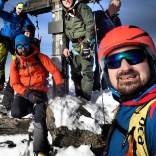 Pro přesné lícování helmy a brýli je třeba helmu dobře nasadit a zatáhnout. Zde s mezerou.