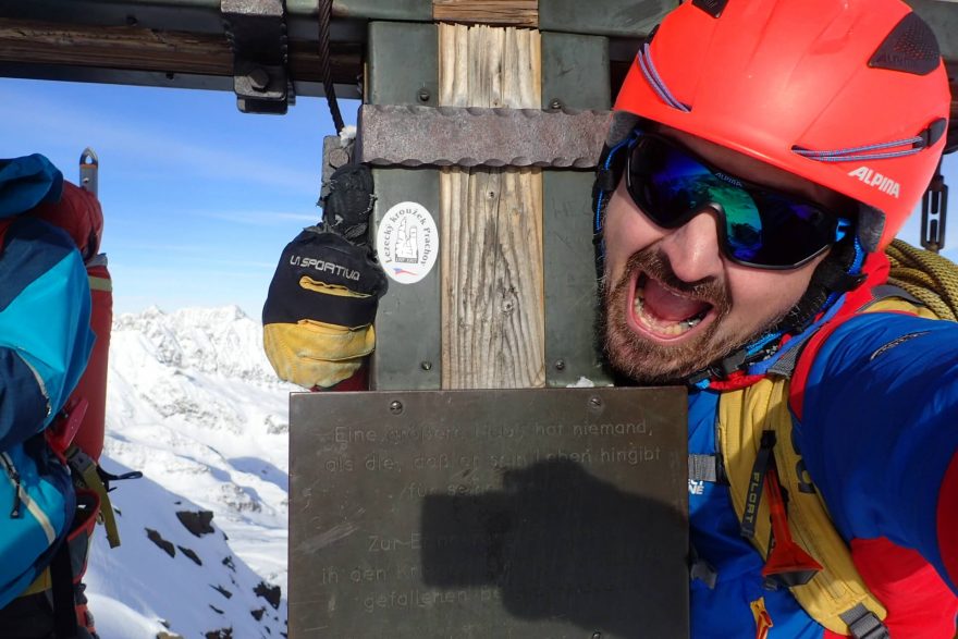 S helmou Alpina SNOWTOUR na vrcholu.