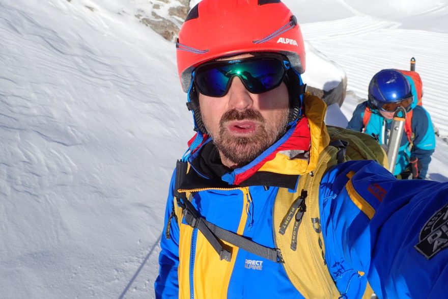 Testování helmy během skialpového výstupu. Stubai. Pociťovaná teplota - 25 C.