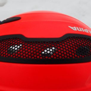 Větrací otvory u helmy Alpina SNOWTOUR jsou ještě překryty plastovou mřížkou.