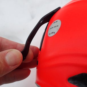 Zadní klip na zajištění čelovky nebo lyžařských brýlí na helmě Alpina SNOWTOUR.