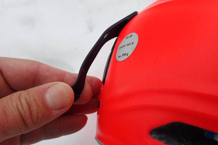 Zadní klip na zajištění čelovky nebo lyžařských brýlí na helmě Alpina SNOWTOUR.