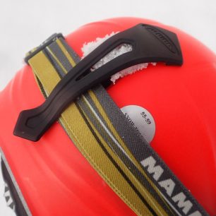 Zadní klip taktéž zajišťuje čelovku na helmě Alpina SNOWTOUR.