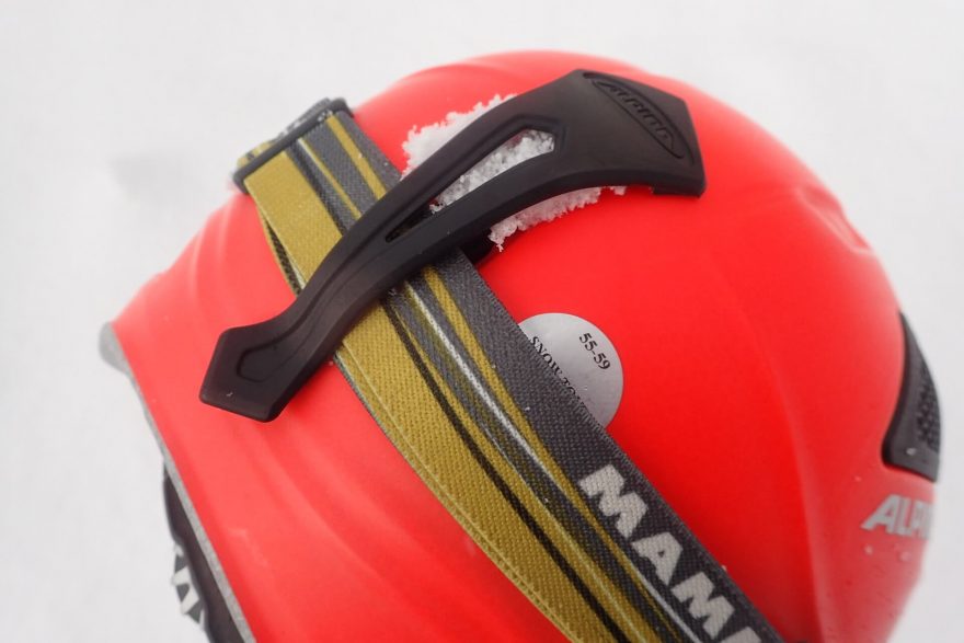 Zadní klip taktéž zajišťuje čelovku na helmě Alpina SNOWTOUR.