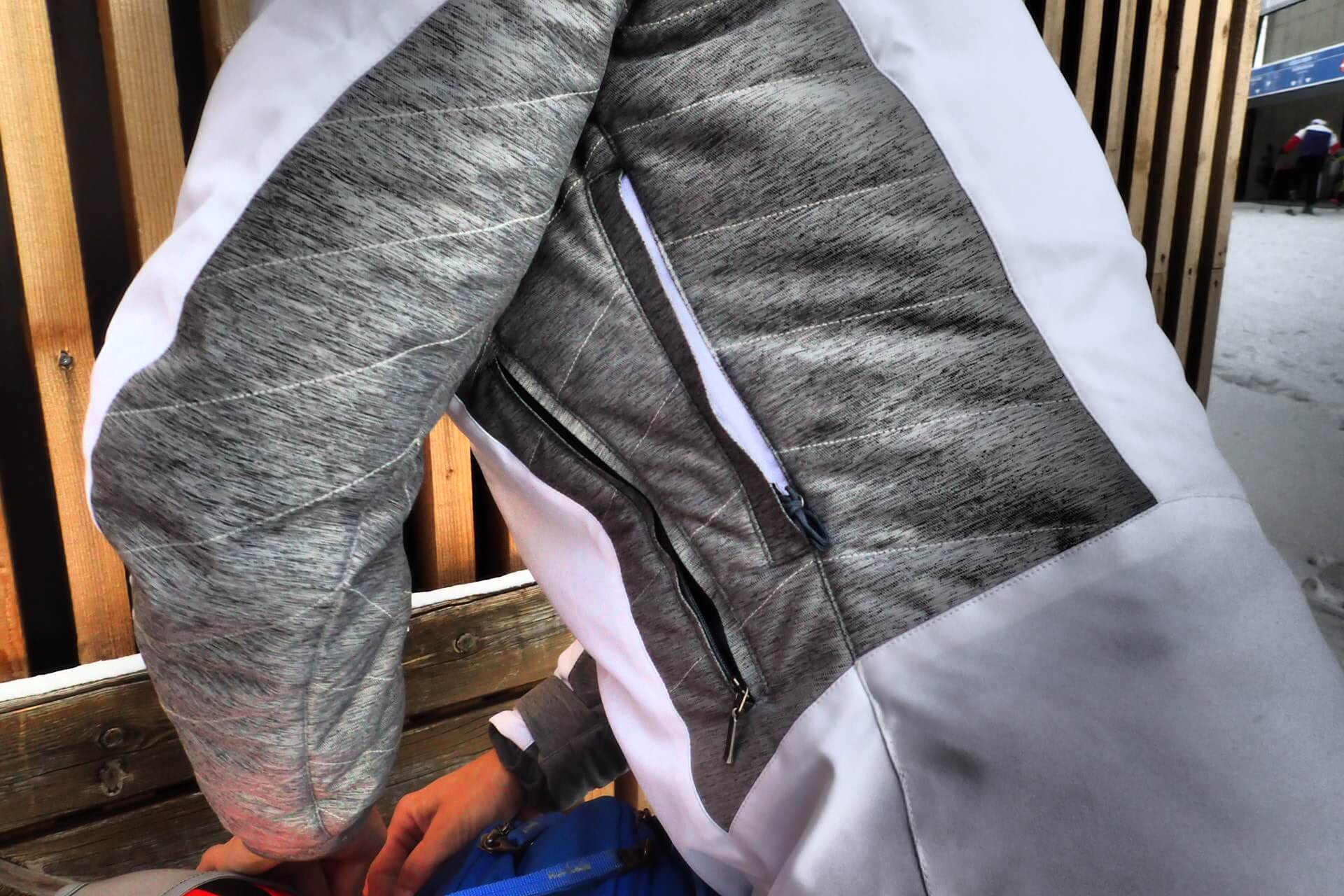 Detail kapsy a ventilace u bundy Hannah Sachin.