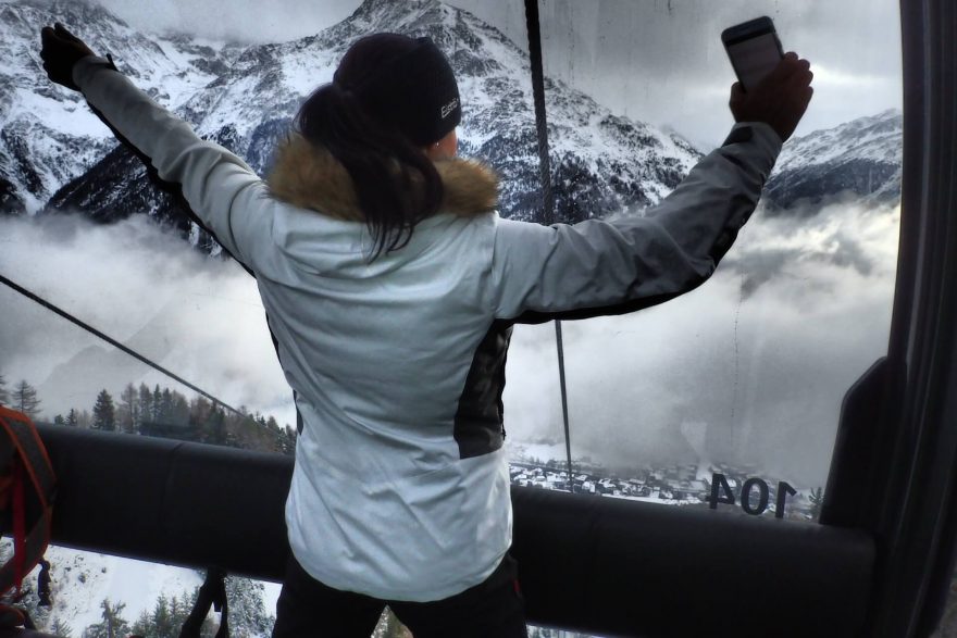 Elastický materiál bundy Hannah Sachin dovoluje takto zvednout ruce bez vytažení.