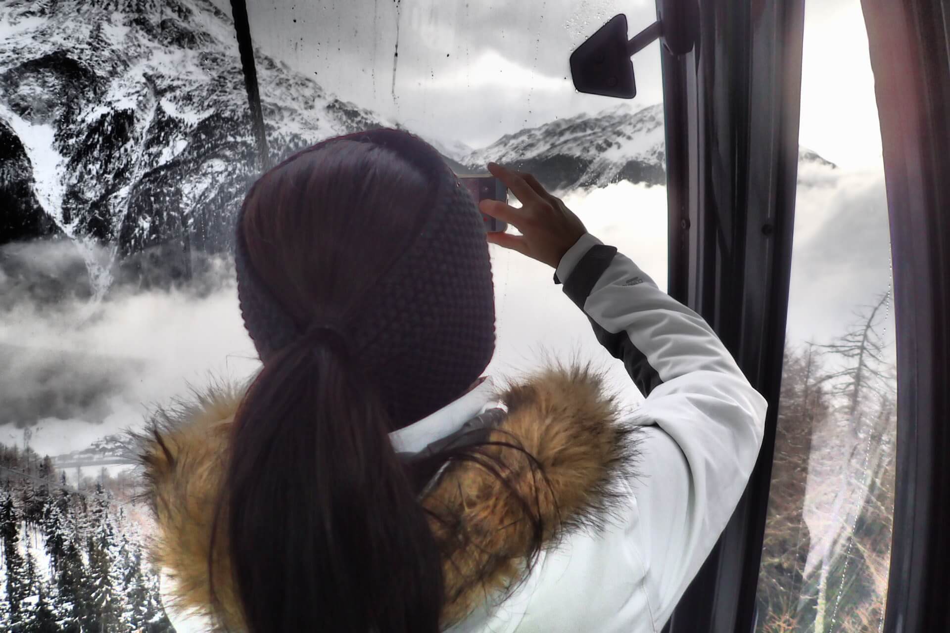 Elegantní umělý kožíšek u bundy Hannah Sachin.