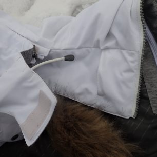 I celou kapuci bundy Hannah Sachin lze odepnout pomocí zipu a čtyř sucháčů.