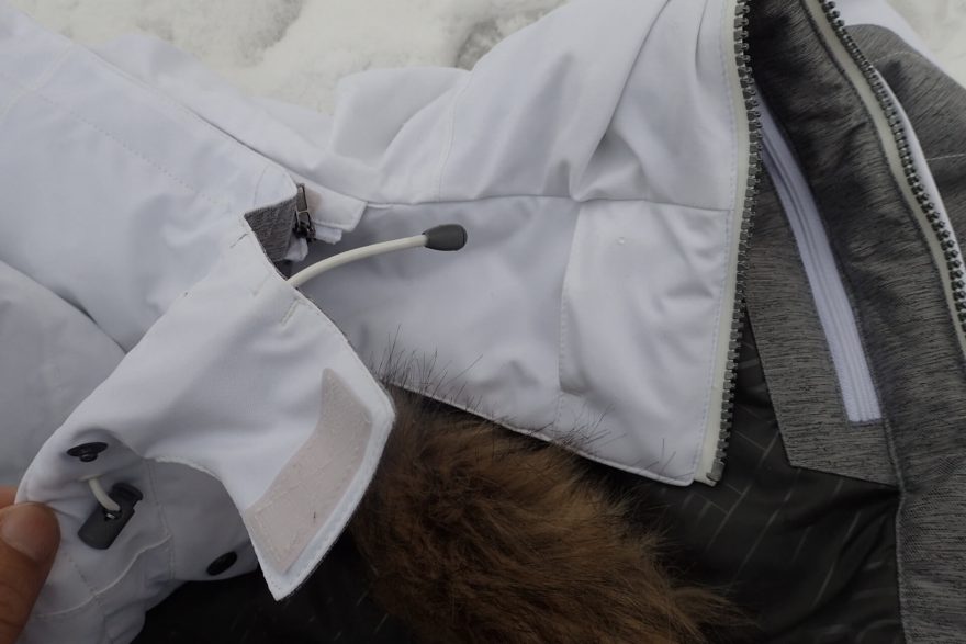 I celou kapuci bundy Hannah Sachin lze odepnout pomocí zipu a čtyř sucháčů.