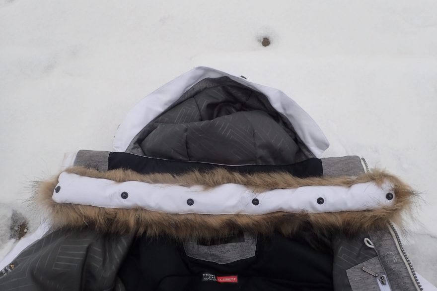 Kožíšek z umělé kožešiny na kapuci bundy Hannah Sachin lze odepnout.