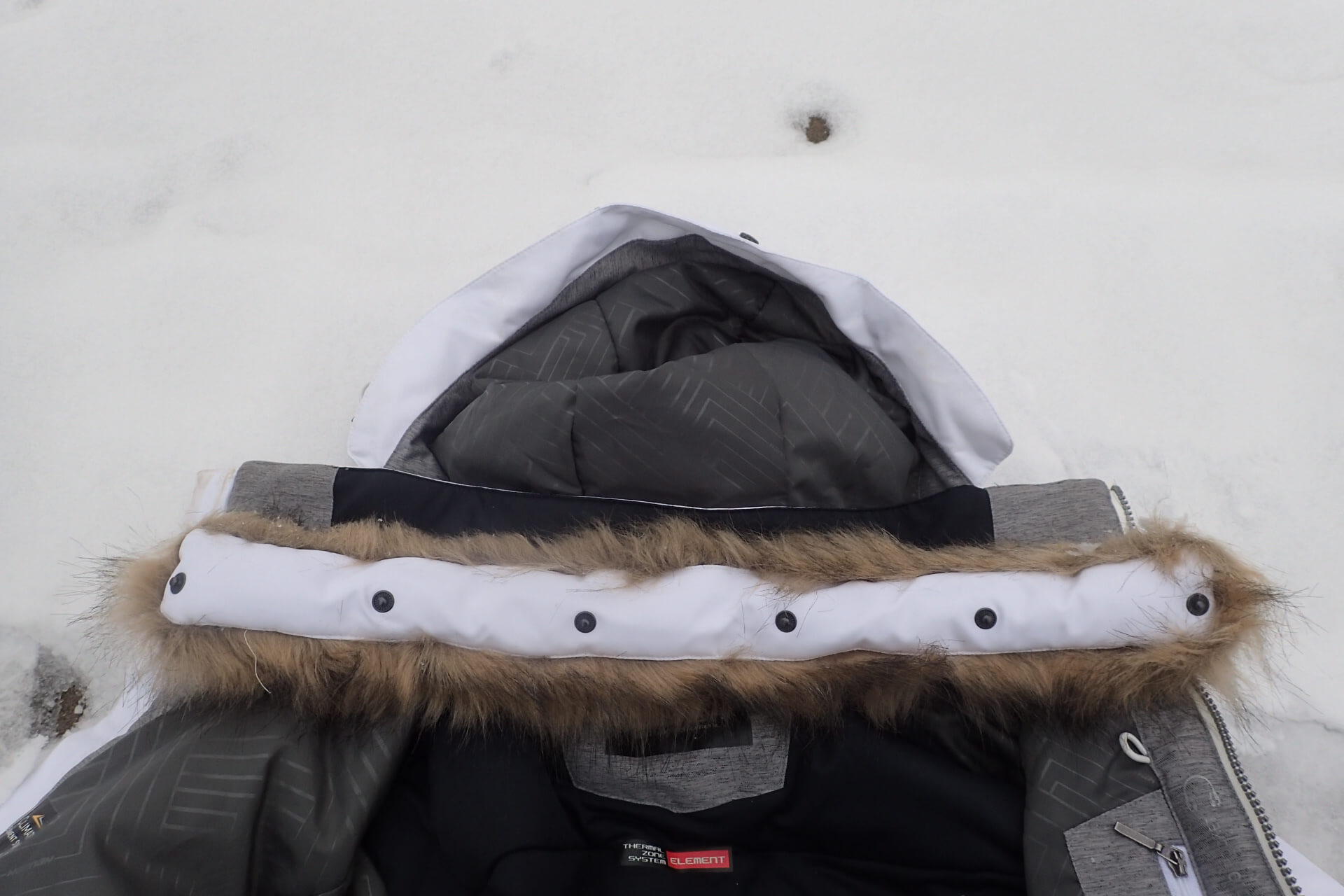 Kožíšek z umělé kožešiny na kapuci bundy Hannah Sachin lze odepnout.