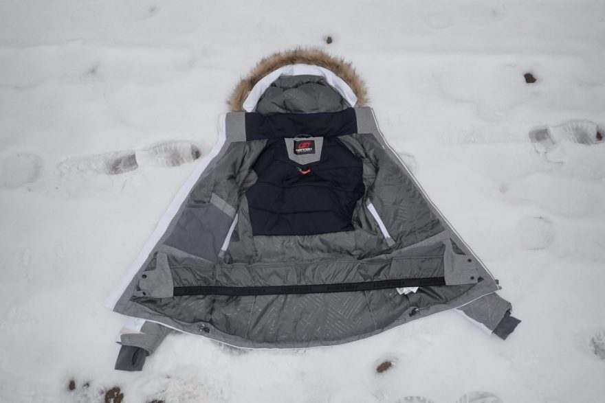 Vnitřní skladba bundy Hannah Sachin se sněhovým límcem, ventilací, kapsami, vnitřními manžetami na rukávech.