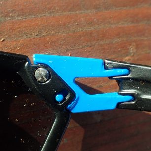 Detail nastavování úhlů nožiček brýlí Alpina S-Way v krajní dolní úvrati.