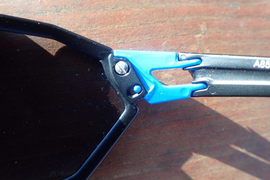 Detail nastavování úhlů nožiček brýlí Alpina S-Way v krajní horní úvrati.