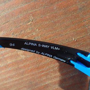 Informace na nožičkách brýlí Alpina S-Way.