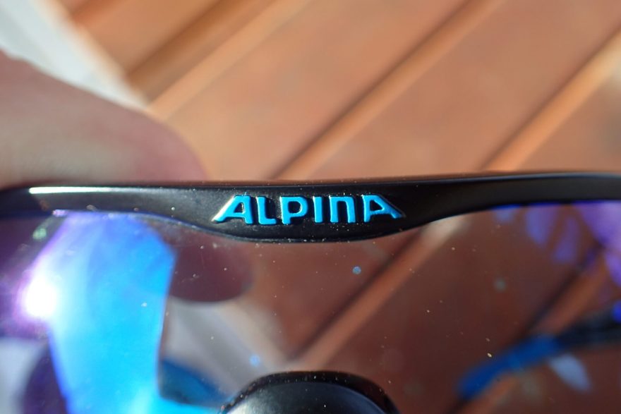 Logo ALPINA nad nosníkem v barvě nožiček brýlí Alpina S-Way.