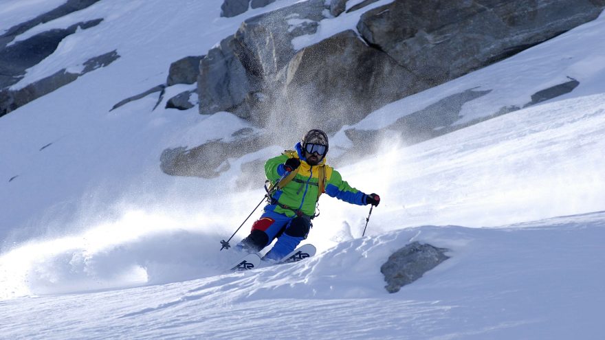 Testování kalhot Direct Alpine Couloir Plus na ledovci ve volném terénu v rakouském Söldenu.