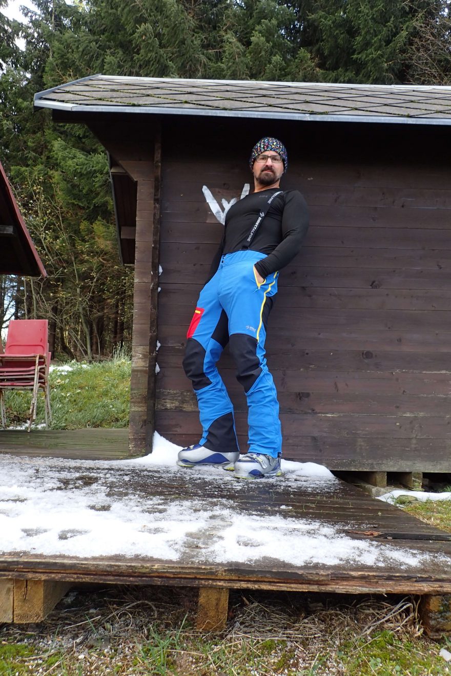 Skialpový švihák v kalhotech Direct Alpine Couloir Plus.