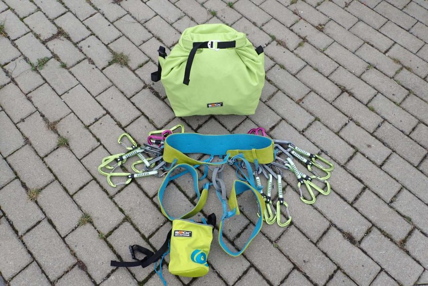 Do lanotašky se k 60m lanu vejde ještě sedák a máčo pytlík.