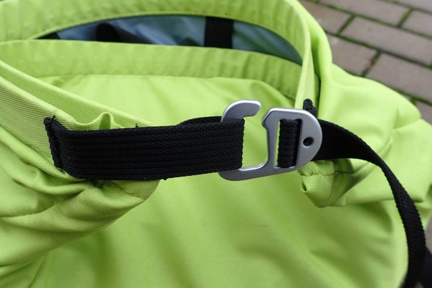 Kovová spona na uzavření lanotašky NORA.