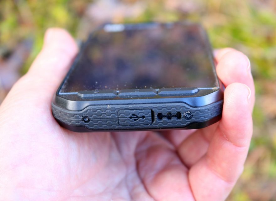 Krytka USB připojení u telefonu CAT S41.