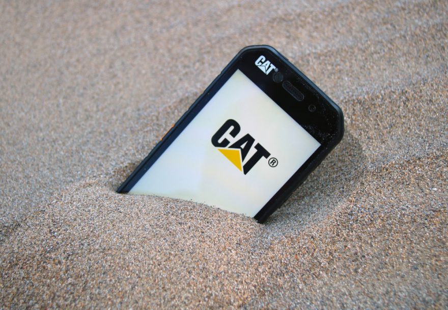 Mobilní telefon CAT S41 byl testován i v žáru pouště.