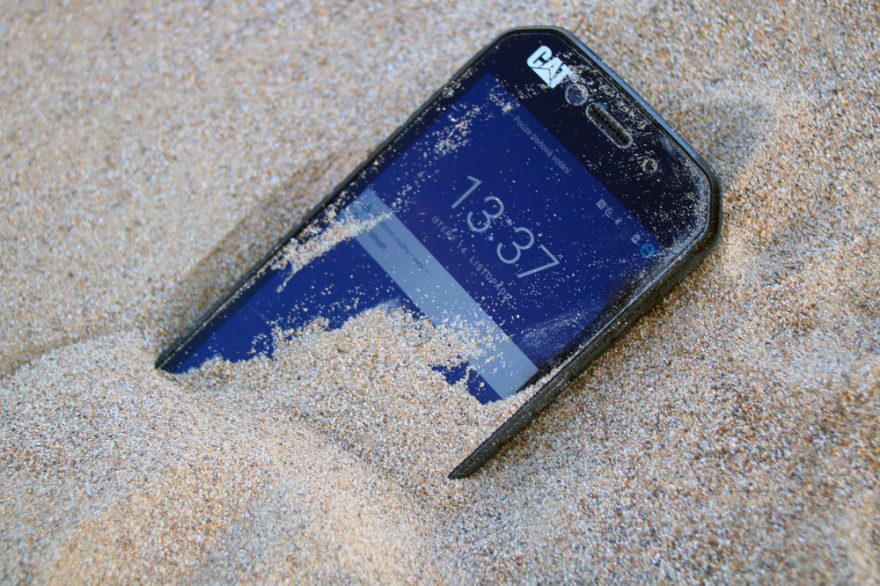 Mobilní telefon CAT S41 byl testován na poušti v Iránu.