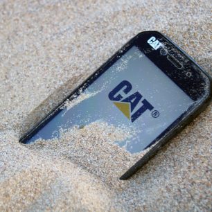 Mobilní telefon CAT S41 byl testován na poušti v žáru a v písku.