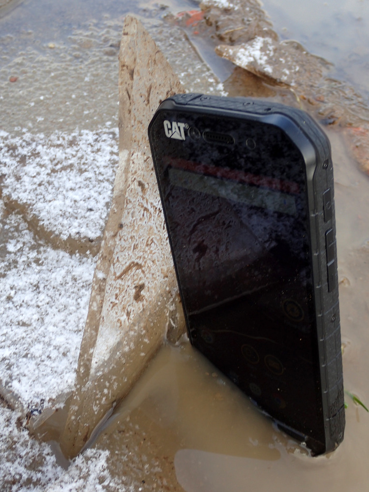 Mobilní telefon CAT S41 funguoval i v mrazu kolem minus 10 stupňů.