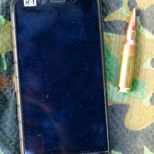 Mobilní telefon CAT S41 je věrným společníkem i lovců, vojáků nebo policistů.