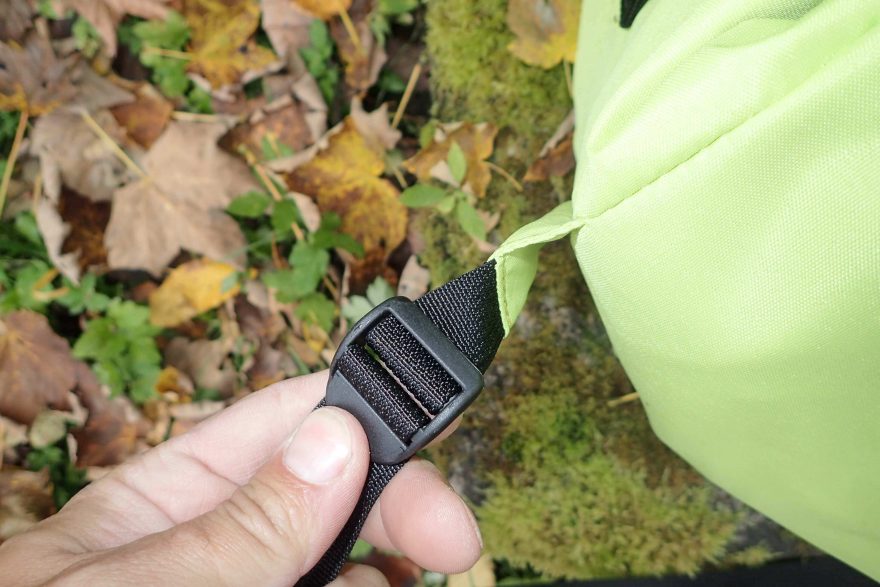 Plastová jednoduchá spona na ramenním popruhu lanotašky NORA.