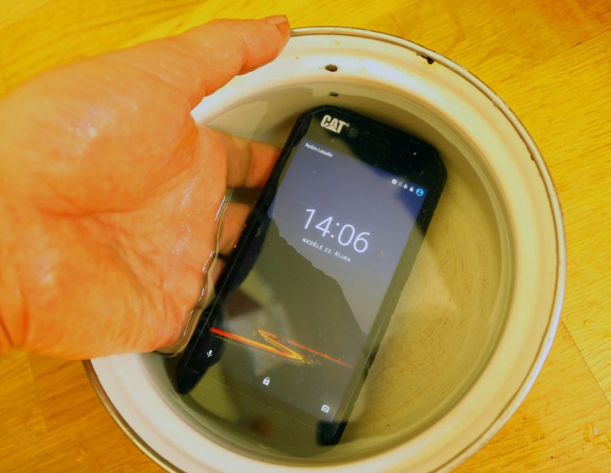Voděodolnost mobilního telefonu CAT S41 byla vyzkoušena více jak 2hodinovým ponořením do vody.