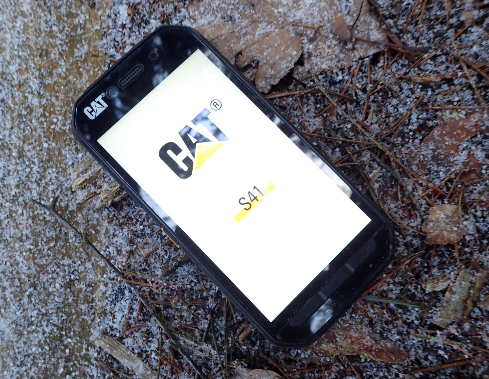 Zimní testování mobilního telefonu CAT S41.