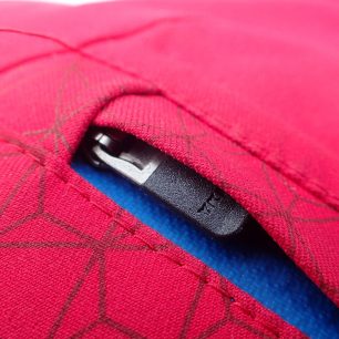 Detail jezdce kapsy na hrudníku bundy HANNAH Goetz.